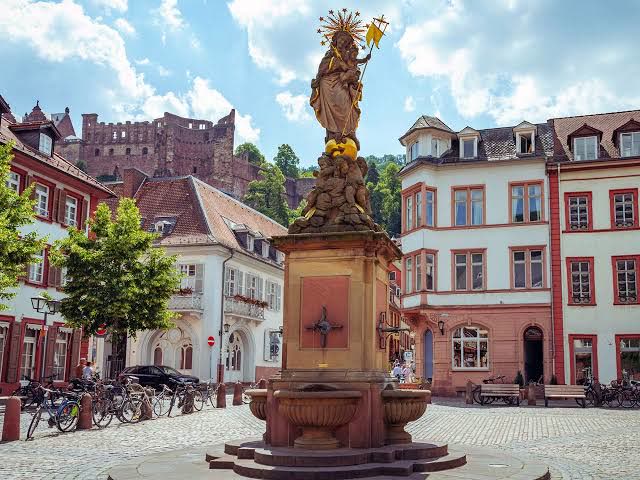 Kornmarkt in der Heidelberger Altstadt mit Schloss